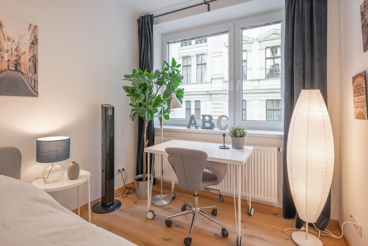 Modern City Center Apartment Вена Экстерьер фото